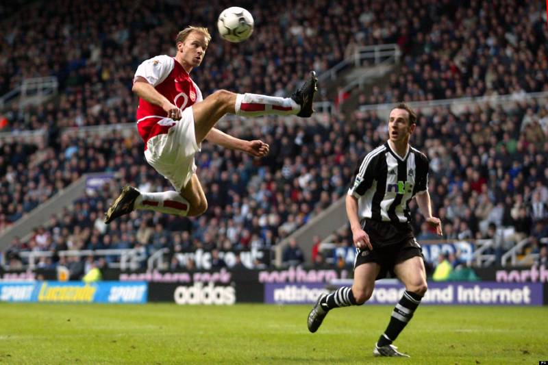 Top 10 Bàn Thắng Đẹp Mọi Thời Đại - Siêu Phẩm Túc Cầu 5 Dennis Bergkamp xử lý đỉnh cao trước Newcastle (2002)